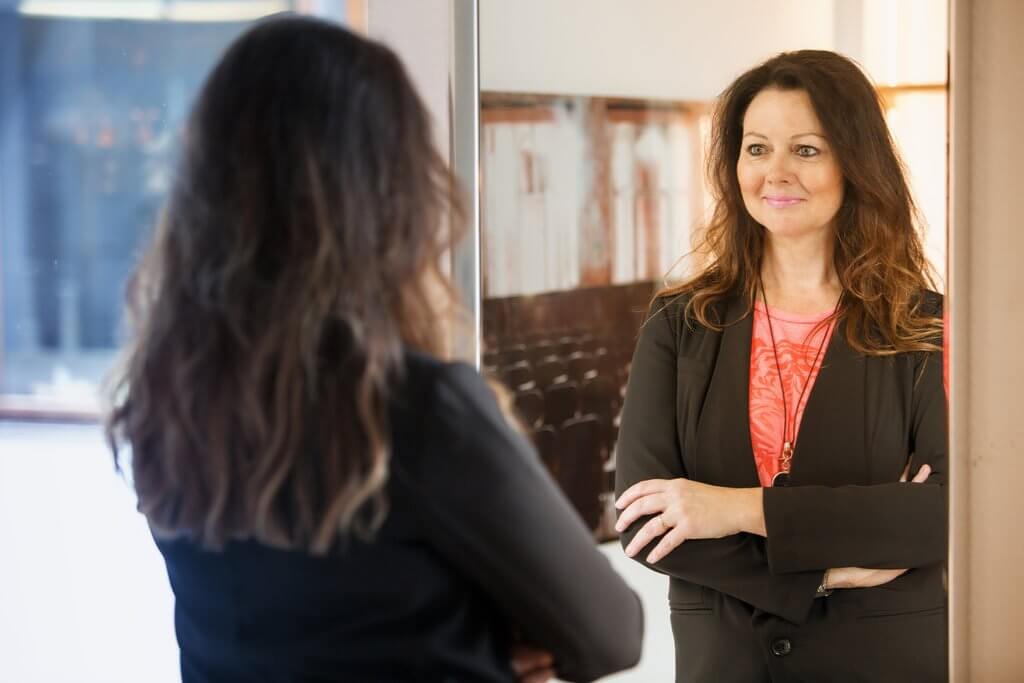 Read more about the article Dinâmica do Espelho: como ela pode ajudar você a se tornar um profissional melhor?