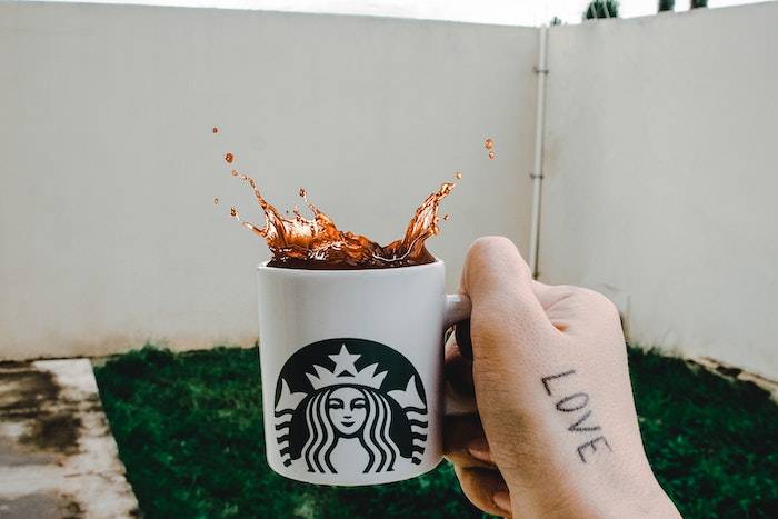 Uma de suas maiores estratégas é que o Starbucks sempre se posicionou como um tipo único de negócio que não apenas celebrava o café e sua rica tradição, mas que também promovia um senso de comunidade