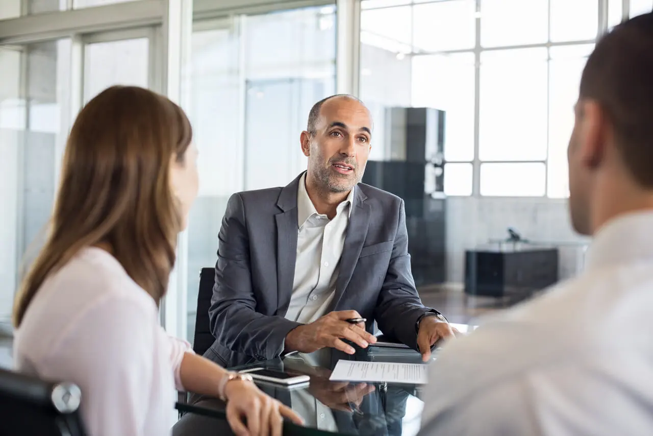 Reunião de negócios com um executivo conversando com a equipe