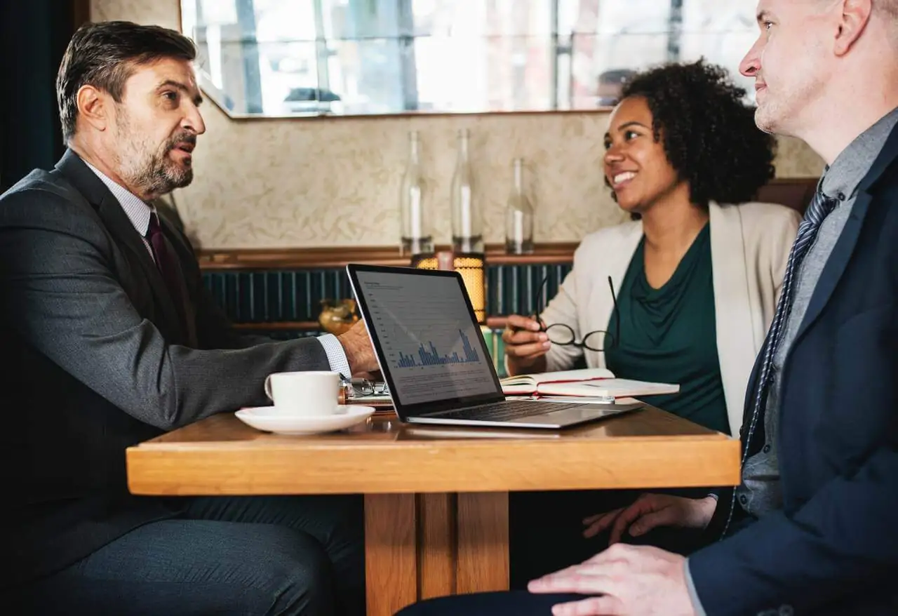 Reunião de negócios em uma mesa com notebook e café
