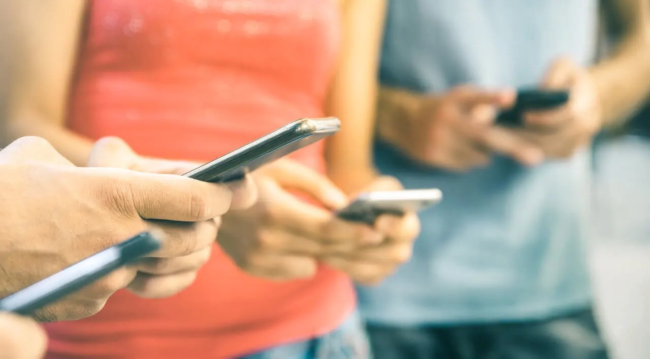 Mãos segurando celulares