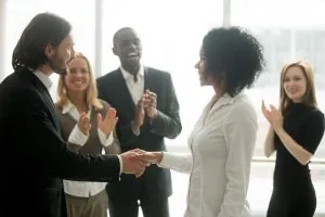 Melhorar a produtividade é o objetivo constante de muitas empresas, mas, para isso, é essencial investir na motivação no trabalho. Saiba como nesta matéria.