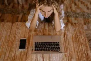 Gatilho emocional é aquilo que se refere a ações, sejam elas em palavras, opiniões, situações ou até mesmo pessoas que desencadeiam algum tipo de reação emocional intensa em você