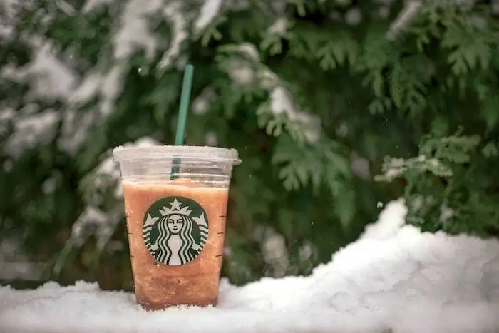 A Starbucks é mais do que apenas uma cafeteria., seus diferenciais estão na experiência em um ambiente aconchegante, com iluminação agradável e conexão à internet