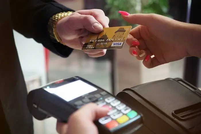 Um excelente atendimento ao cliente não apenas ajuda a atrari e encatar novos clientes para uma marca, mas também ajuda a acelerar o processo de fidelização.
