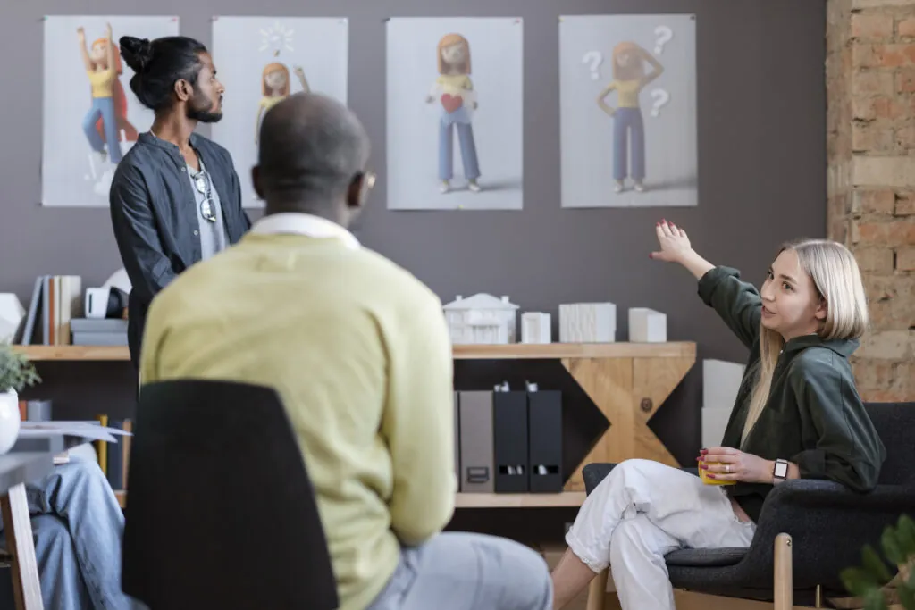Equipe em reunião discutindo ideias em um escritório