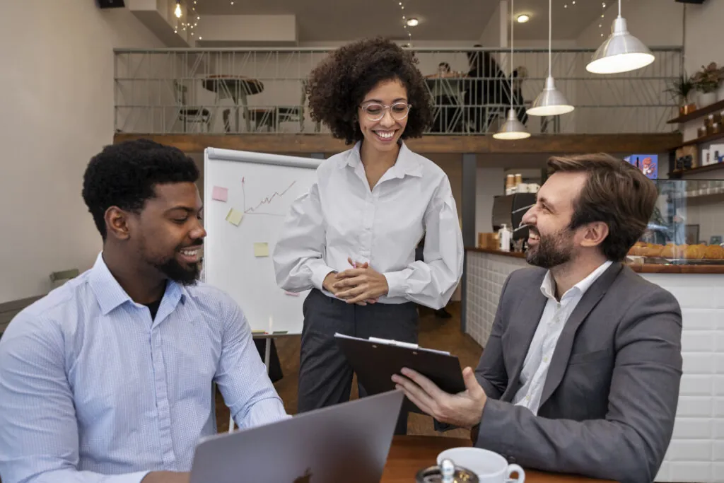 Equipe diversa conversando em uma reunião de trabalho