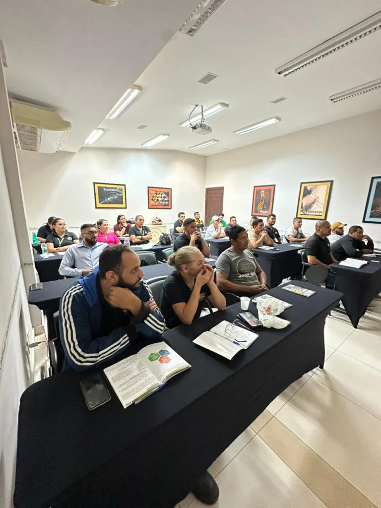 Turma em sala de treinamento da Escola de Líderes da Targo